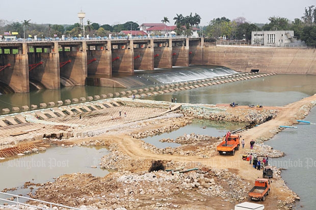 In this March 12 photo, heavy machinery is used to repair the energy dissipation area of the Chao Phraya dam in Chai Nat. Low water levels caused by the drought have allowed repairs to take place in the normally submerged area. (Photo by Pattarapong Chatpattarasill)