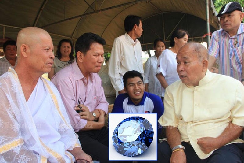 At a Lampang temple on Thusday, Kriangkrai Techamong, left, who stole the Saudi jewellery, chatted with ex-police lieutenant generalChalor Kerdthes, who killed for it. The two men were at the centre of the 1989 Saudi jewellery theft and subsequent fallout, sometimes called the Curse of the Blue Diamond. (Main photo by Aswin Wongnorkaew)