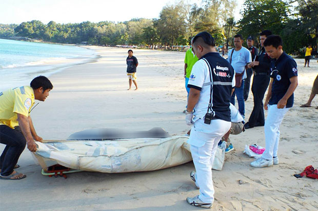 Rescue workers prepare to take the body of an unidentified foreign man who was found floating dead on Surin beach in Phuket province to Thalang Hospital on Saturday morning. (Photo by Achadtaya Chuenniran)