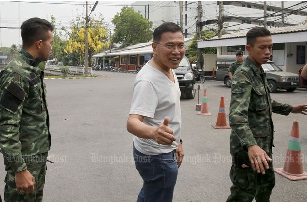 Watana Muangsook, a Pheu Thai party executive, reports himself at the 11th Military Circle on Monday. (Photo by Taweechai Tawatpakorn)