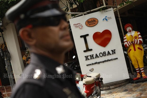 Police are going through the top two backpacker areas to shut down unregistered hostels and guesthouses in a pre-Songkran security sweep. (File photo by Pornprom Satrabhaya)