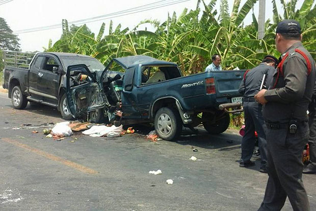 A head-on collision involving two pickup trucks killed five people in Phichit on Tuesday. The number of road traffic deaths over the first two days of Songkran has soared almost 100% compared to that of last year despite authorities’ more-stringent safety measures. (FM. 91 Trafficpro photo)