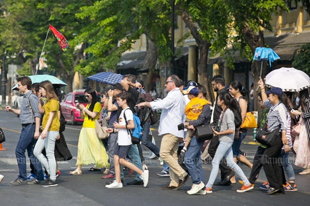 A guide leads a tourist group through the Grand Palace area March 24. International tourist arrivals rose 15.45% in the first three months of 2016. (Post Today photo)