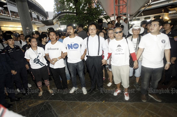 16 activists detained for protesting at Victory Monument