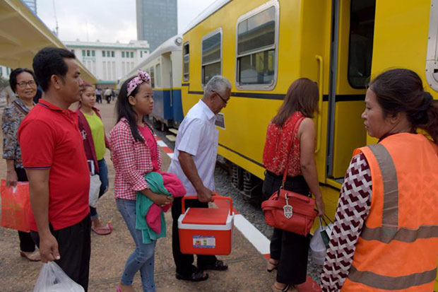 Cambodian passengers board a train at the Phnom Penh train station on Sunday, as the railway service resumes after years of suspension. (AFP photo) Cambodian passengers board a train at the Phnom Penh train station on Sunday, as the railway service resumes after years of suspension. (AFP photo)