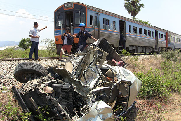 4 killed when tourist train hits pickup in Phetchaburi