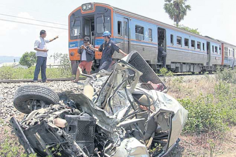 Bangkok Post - Four killed in tourist train smash horror