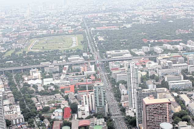 An aerial view of Bangkok shows residential areas and a green plot of land. Lease and rental fees on some state-owned land in prime locations are relatively low as they are based on antiquated rates. (Photo by Weerawong Wongpreedee) An aerial view of Bangkok shows residential areas and a green plot of land. Lease and rental fees on some state-owned land in prime locations are relatively low as they are based on antiquated rates. (Photo by Weerawong Wongpreedee)