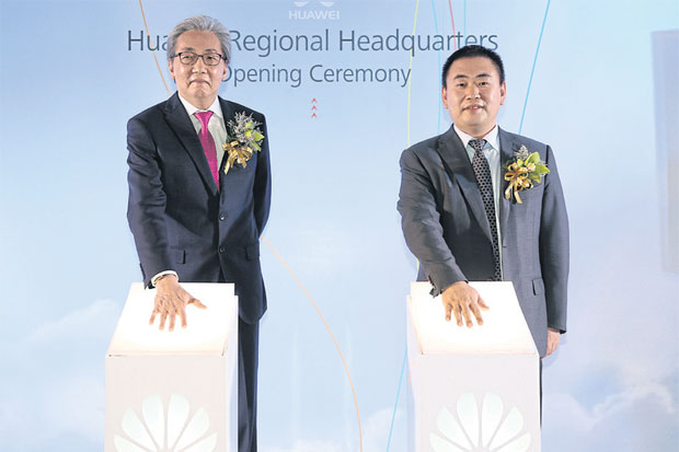 Deputy Prime Minister Somkid Jatusripitak (left) joins David Sun, president and chief executive of Huawei Southeast Asia, to officially open the regional headquarters in Bangkok yesterday. NUTTHAYA SUTTHICHAROEN