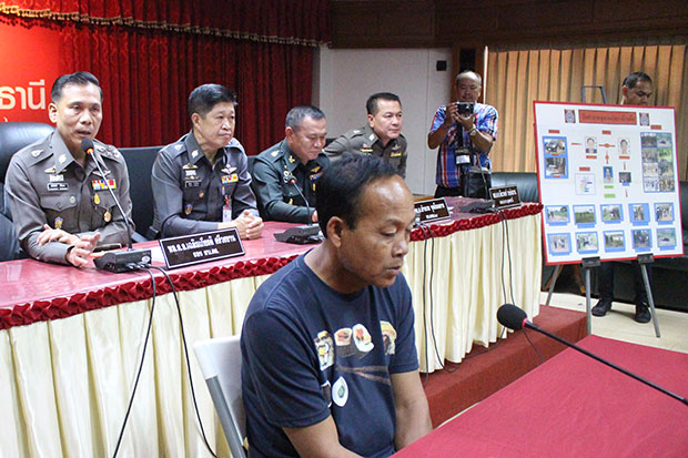 Murder suspect Boonna Thong-ngam sits in front of police officers and answers questions during a media briefing at the provincial police office in Muang district in Udon Thani on Monday. (Photo by Yutthapong Kamnodnae) Murder suspect Boonna Thong-ngam sits in front of police officers and answers questions during a media briefing at the provincial police office in Muang district in Udon Thani on Monday. (Photo by Yutthapong Kamnodnae)