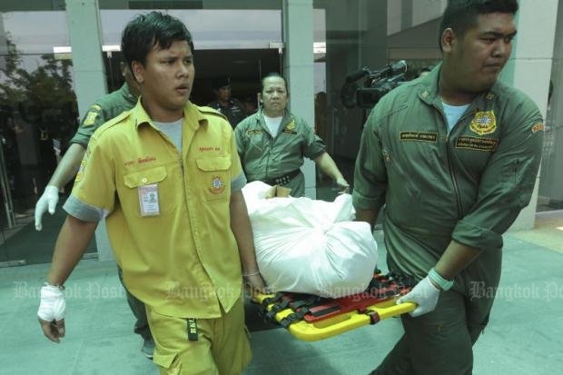 Ruamkatanyu Foundation rescue workers carry the body of one of two lecturers shot dead at Phranakhon Rajabhat University in Bang Khen district Wednesday. The alleged gunman was identified as a fellow lecturer who is on the run. (Photo by Patipat Janthong)