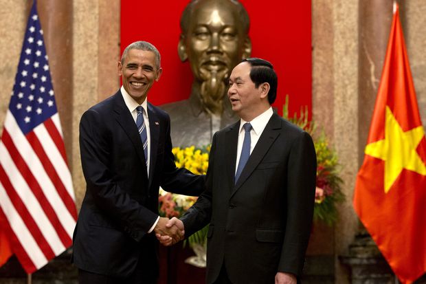 US President Barack Obama (left) and Vietnamese President Tran Dai Quang shake hands at the Presidential Palace in Hanoi on Monday. (AP photo) US President Barack Obama (left) and Vietnamese President Tran Dai Quang shake hands at the Presidential Palace in Hanoi on Monday. (AP photo)
