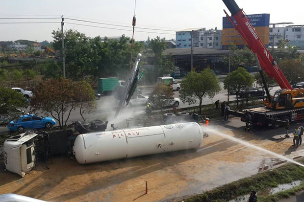 Bangkok Post - Road reopens after overturned tanker cleared