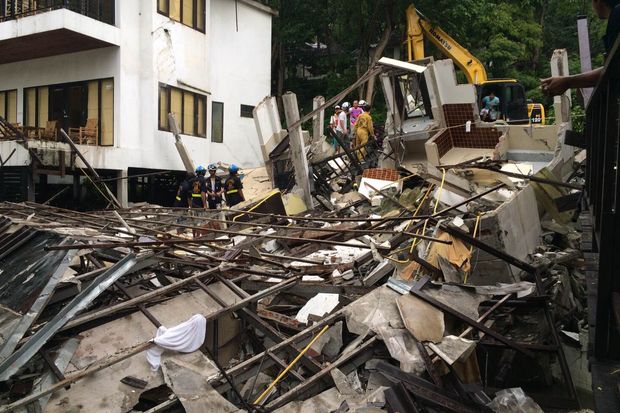 Rescue workers try to help victims trapped under the debris after a Siam Beach Koh Chang building collapsed on Saturday morning. (Photos by Jakkrit Waewkraihong)