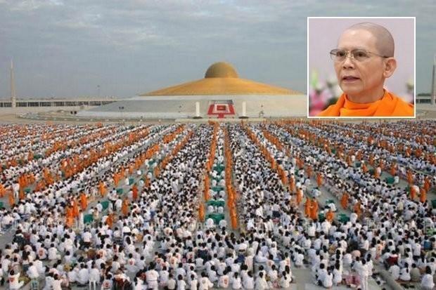 Thousands of Dhammakaya monks and followers gather for prayers at the space-age temple of the group, and to hear abbot Dhammajayo, now the target of a DSI investigation.(Bangkok Post file photo)