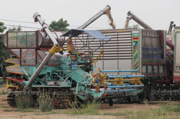 Farmers in Pathum Thani harvest their crops using the harvesting machines to speed up the harvest and reduce the dependency on labour. (Bangkok Post file photo)