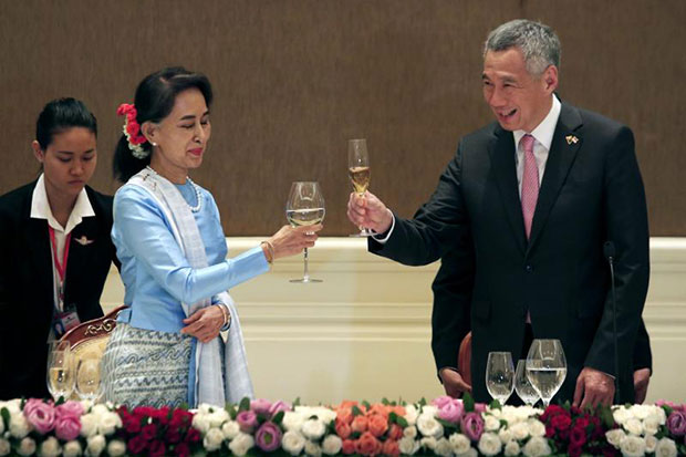 Myanmar State Counsellor and Foreign Minister Aung San Suu Kyi (left) and Singapore Prime Minister Lee Hsien Loong toasts during a dinner reception in Nay Pyi Taw on Tuesday. (AFP photo)