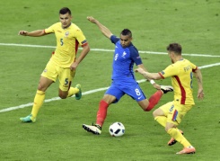 France overcome pressure to win Euro 2016 opener