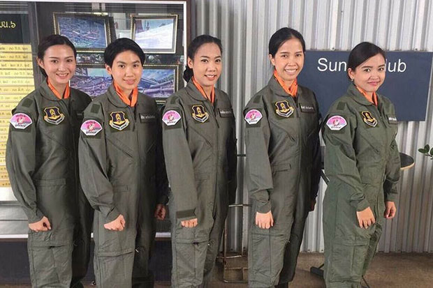 Chonnisa Supawannapong (right) and Sireethorn Lawansatian (second from left), with commissioned officers Karnchanok Janyarak, Peerasri Jalpaisarn and Chanakarn Sornjarn. (Photo courtesy of the Royal Thai Air Force)