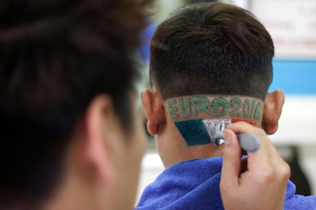 Soccer fan Thanawit Boonrueang have his hair cut and decorated for the Euro 2016 in France at a barber shop in Chiang Mai on Friday. (EPA photo) Soccer fan Thanawit Boonrueang have his hair cut and decorated for the Euro 2016 in France at a barber shop in Chiang Mai on Friday. (EPA photo)