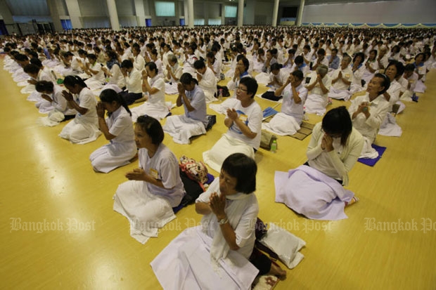 Followers of Phra Dhammajayo conduct normal acitivities at Wat Phra Dhammakaya in Khlong Luang district in Pathum Thani on Friday. (Photo by Apichit Jinakul) Followers of Phra Dhammajayo conduct normal acitivities at Wat Phra Dhammakaya in Khlong Luang district in Pathum Thani on Friday. (Photo by Apichit Jinakul)