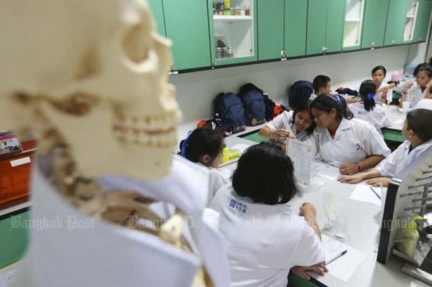 Students enjoy activities on Friday at the World Bietech Tour Thailand exhibition at the National Science Museum in Khlong Luang district in Pathum Thani. (Photo by Patipat Janthong)