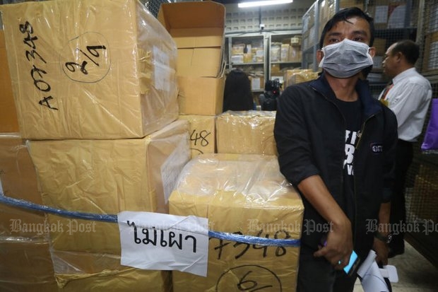 Officials from the Food and Drug Administration prepare illicit drugs to be burnt ahead of Sunday's annual UN-sponsored International Day against Drug Abuse and Illicit Trafficking. Some 5,130kg of seized drugs worth more than 10 billion baht are set to be incinerated on Friday at Bang Pa-in Industrial Estate in Ayutthaya. (Photo by Jiraporn Kuhakan)