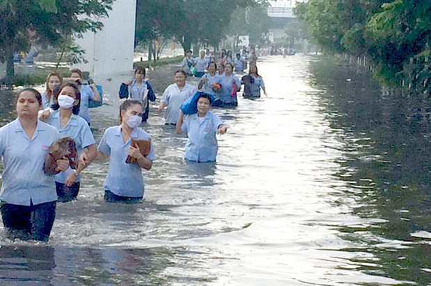 Flooding forces some Bang Poo factories to close