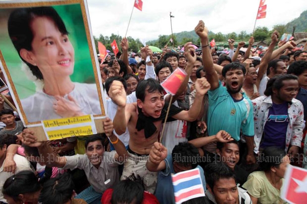 Myanmar refugees eagerly await the arrival of Aung San Suu Kyi at Mae La refugee camp near the Thai-Myanmar border in Tak’s Thasongyang district in June 2012. Prime Minister Prayut Chan-o-cha expects to discuss their repatriation with her during her June 23-25 visit. (Photo by Chanat Katanyu) Myanmar refugees eagerly await the arrival of Aung San Suu Kyi at Mae La refugee camp near the Thai-Myanmar border in Tak’s Thasongyang district in June 2012. Prime Minister Prayut Chan-o-cha expects to discuss their repatriation with her during her June 23-25 visit. (Photo by Chanat Katanyu)