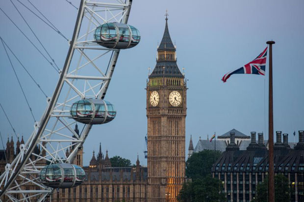A Union flag flies beside the London Eye in front of the Queen Elizabeth Tower (Big Ben) and the Houses of Parliament in London on Friday. (AFP photo) A Union flag flies beside the London Eye in front of the Queen Elizabeth Tower (Big Ben) and the Houses of Parliament in London on Friday. (AFP photo)