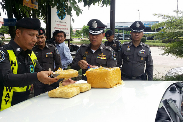 Bangkok Post - Police shoot out tyres, seize 48,000 meth pills