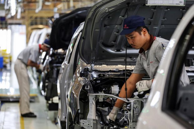 Toyota Thailand is cutting its Thai workforce by 5% in a 'voluntary redundancy programme' answering the faltering economy. (Bloomberg photo)