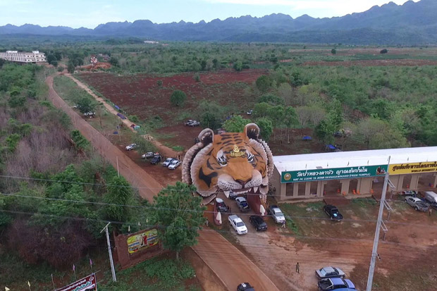 The entrance to the Tiger Temple in Sai Yok district, Kanchanaburi, is on part of the 931-rai of land the Agricultural Land Reform Office will seize on Friday. (Photo by Piyarach Chongcharoen)