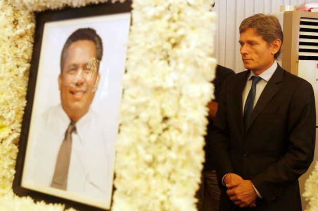 US Assistant Secretary of State for Democracy, Human Rights and Labor Tom Malinowski (right) walks behind a portrait of Kem Ley, an anti-government figure and the head of grassroots advocacy group 'Khmer for Khmer', as he pays his respect at a pagoda in Phnom Penh on Tuesday. (Reuters photo) US Assistant Secretary of State for Democracy, Human Rights and Labor Tom Malinowski (right) walks behind a portrait of Kem Ley, an anti-government figure and the head of grassroots advocacy group 'Khmer for Khmer', as he pays his respect at a pagoda in Phnom Penh on Tuesday. (Reuters photo)