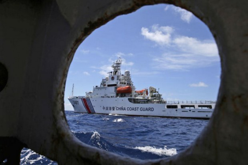 A Chinese Coast Guard ship attempts to block a Philippine government vessel as the latter tries to enter Second Thomas Shoal in the South China Sea in this March, 2014, incident. (AP photo)