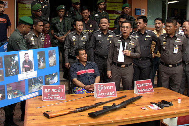 Pratheep Sangsiri, 42, appears at a news briefing at the Cha-am police station on Saturday. He faces charges of gunning down his 64-year-old Swedish neighbour, Lars Donald Qvarfordt. (Photo by Chaiwat Satyaem)