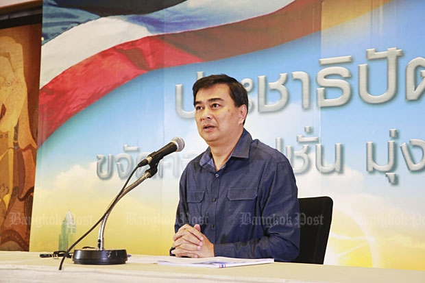 Democrat Party leader Abhisit Vejjajiva announces his “vote no” stance on the new draft charter at party headquarters on Wednesday. (Photo by Taweechai Tawatpakorn)