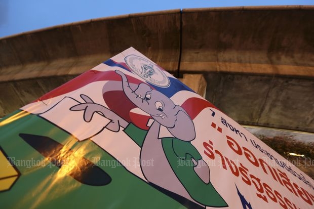 A billboard urging people to vote at the Aug 7 constitution referendum is seen near Victory Monument in Bangkok on July 21, 2016. (Photo by Patipat Janthong)