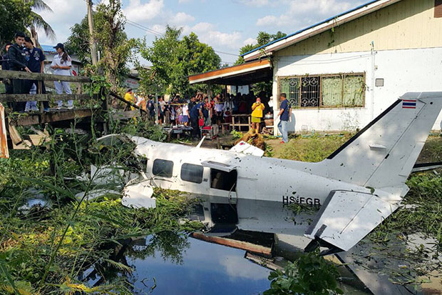 One killed, four injured in plane crash