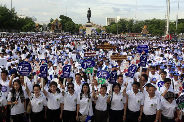 The Election Commission holds a big campaign at the Royal Plaza on Thursday to encourage people to vote in the constitution referendum on Sunday. (Photo by Apichart Jinakul)