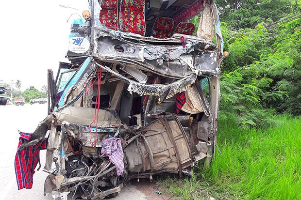 The wreckage of the Bangkok-bound interprovincial bus remains on the side of the road on Friday morning after it ran into a loaded 10-wheel truck in Sikhiu district of Nakhon Ratchasima overnight. The bus driver and five passengers were killed, as was the truck driver. (Photo by Prasit Tangprasert)