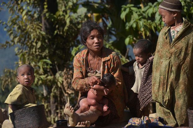 This photograph taken on December 24, 2014 shows a Naga ethnic woman bathing her child in Lahal township in the remote Sagaing region located in northern Myanmar. (AFP photo) This photograph taken on December 24, 2014 shows a Naga ethnic woman bathing her child in Lahal township in the remote Sagaing region located in northern Myanmar. (AFP photo)