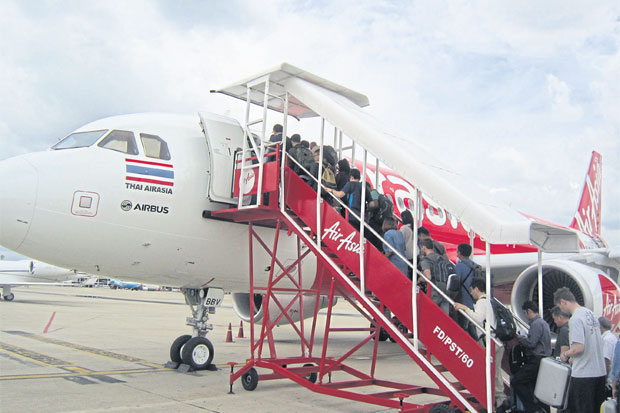 Passengers board a Thai AirAsia flight at Don Mueang airport, which handles the bulk of Thailand's LCC passengers.(Photo by BOONSONG KOSITCHOTETHANA)