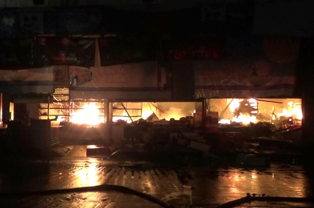 Fire engulfs Lee Mart supermarket in Trang