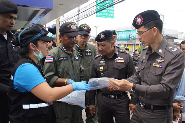 Forensic experts and police on Sunday look at evidence collected from a bomb scene in Surat Thani. (Photo by Supapong Chaolan)