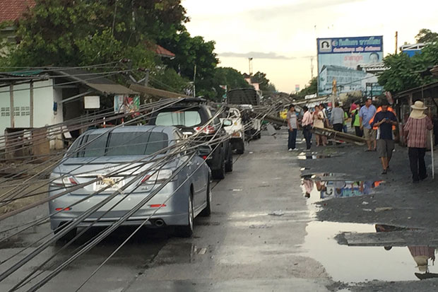 Storm knocks down 30 poles in Samut Prakan