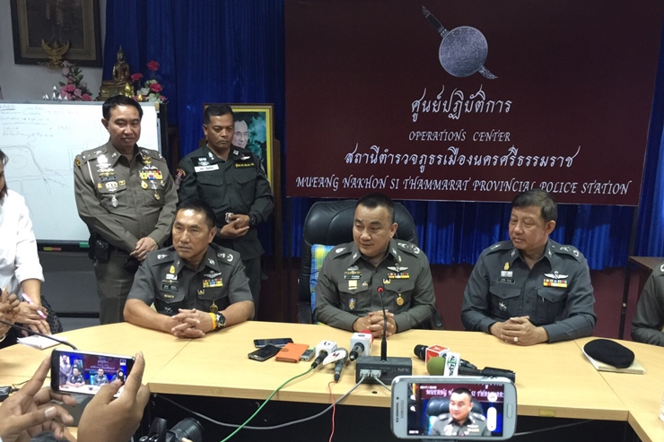 Pol Gen Sriwara Rangsipramanakul, a deputy national police chief, briefs the media on latest developments in the investigation into last week's deadly wave of bomb attacks, at Muang Nakhon Si Thammarat police station. (Photo: Post Today)