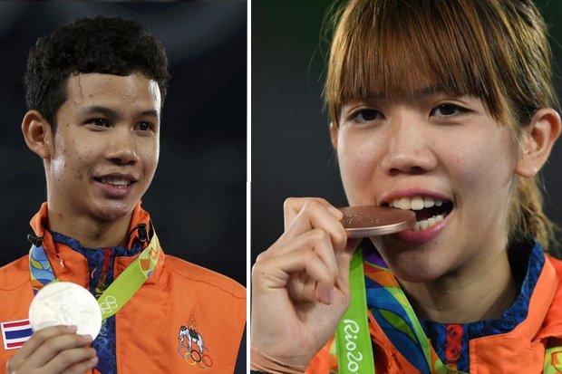 Tawin Hanprab (left, silver) and Panipak Wongpattanakit (bronze) savour their Olympics medals in taekwondo Thursday morning, Thailand time. (Reuters photos) Tawin Hanprab (left, silver) and Panipak Wongpattanakit (bronze) savour their Olympics medals in taekwondo Thursday morning, Thailand time. (Reuters photos)