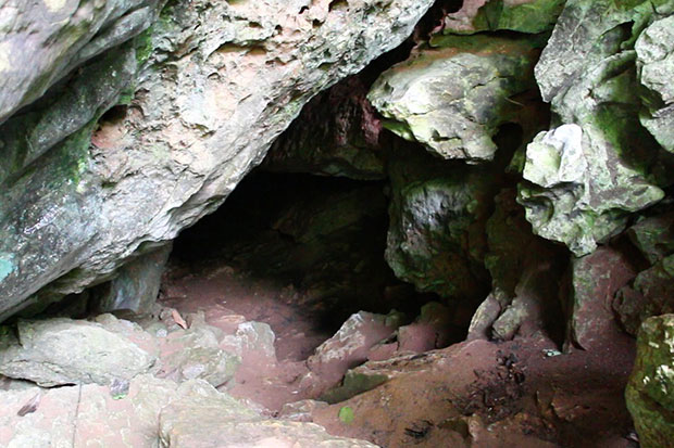 A foreign man, aged 50-60, has vanished after entering a cave in Tham Luang-Khun Nam Nang Non park in Chiang Rai's Mae Sai district seven days ago. A search on Thursday found no traces of him. (Photo by Chinpat Chaimon)