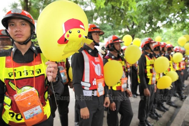 On Sunday, traffic police were instructed to watch specifically for people playing 'Pokemon-Go' while driving. On Monday, they caught 12. (Photo by Wichan Charoenkiatpakul)